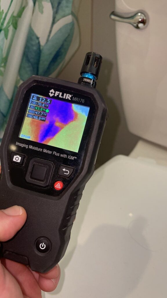 water damage seen with thermal imaging tool in a bathroom
